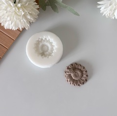 Mini Daisy with Bee Detail Silicone Mold – 3 cm (1.18”)