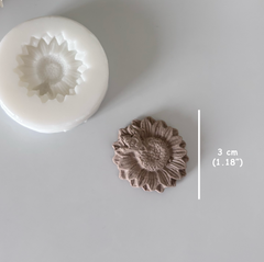 Mini Daisy with Bee Detail Silicone Mold – 3 cm (1.18”)